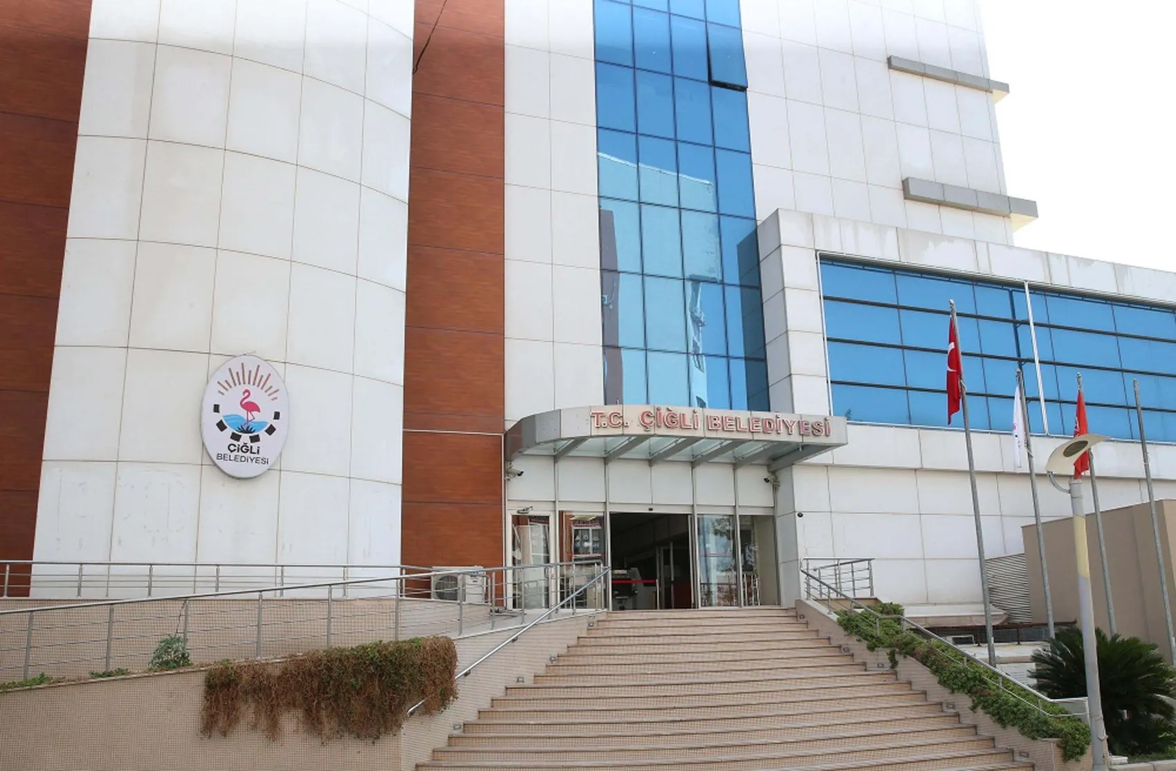 Çiğli'de belediyeyi hedef alan saldırı zincirinde yeni dalga: 6 kişi daha cezaevine gönderildi