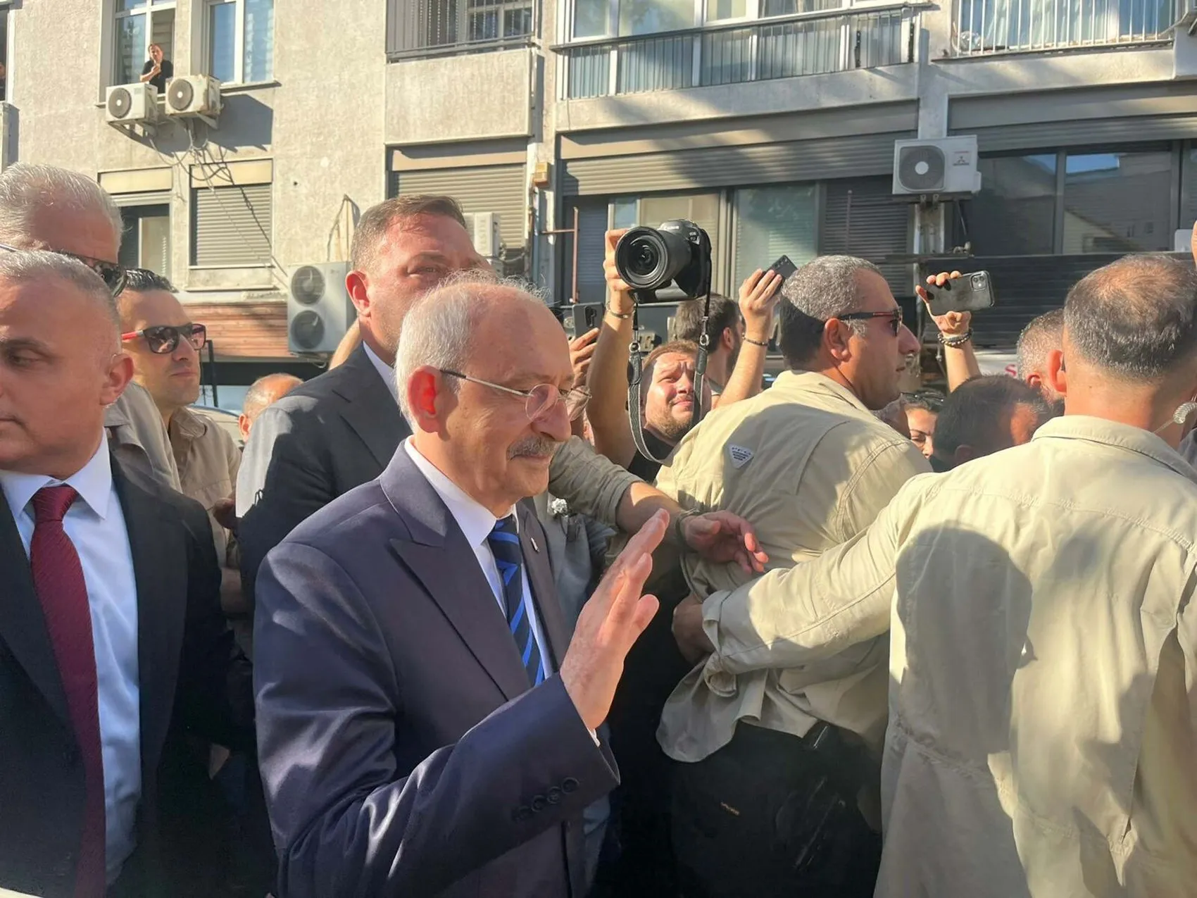 İzmir sokaklarında sürpriz yürüyüş: Kılıçdaroğlu'ndan esnaf ziyareti sonrası kritik hamle