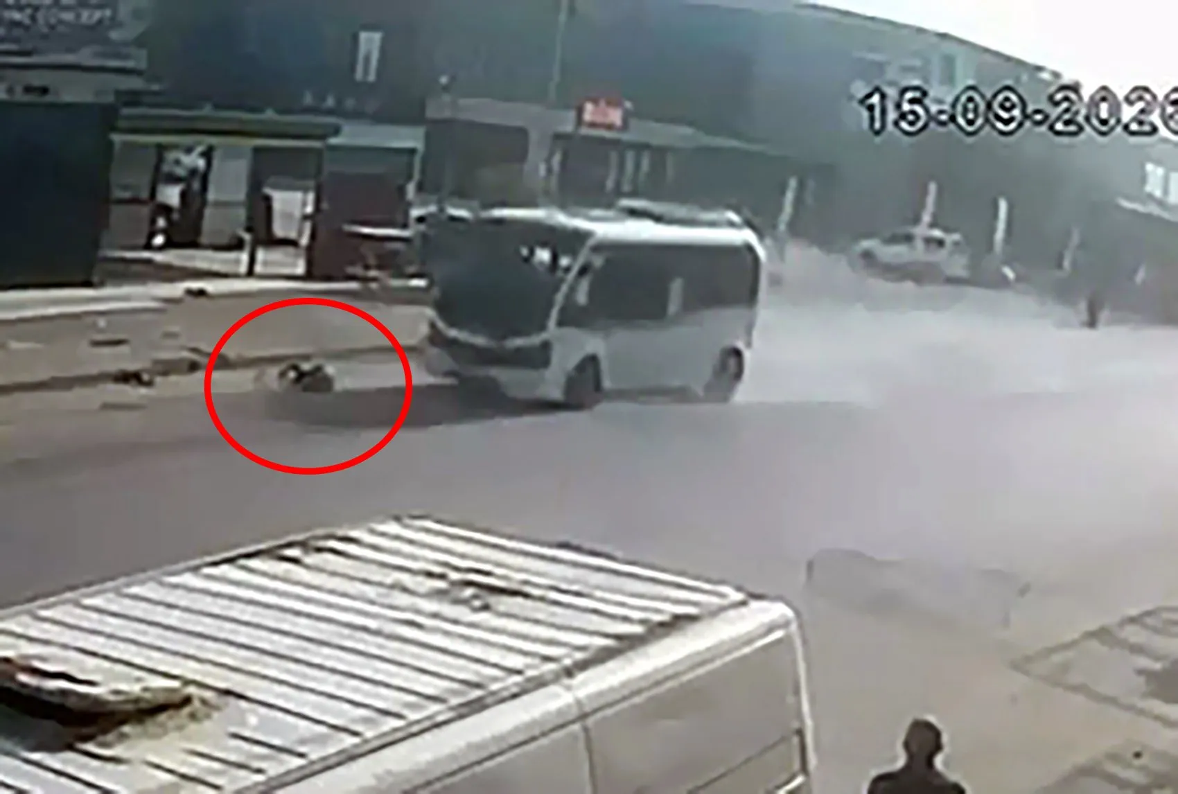 Adana'da dehşet anları: Minibüsün çarptığı çocuk için yaşam mücadelesi