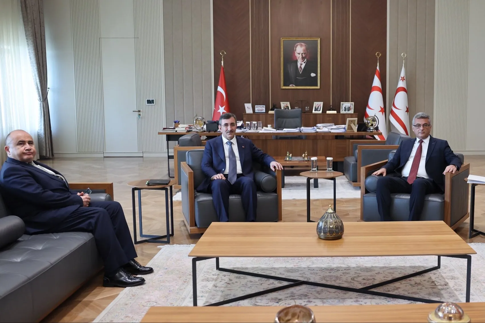 Kıbrıs'ta kritik diplomasi trafiği: Yılmaz ve Erhürman bir araya geldi