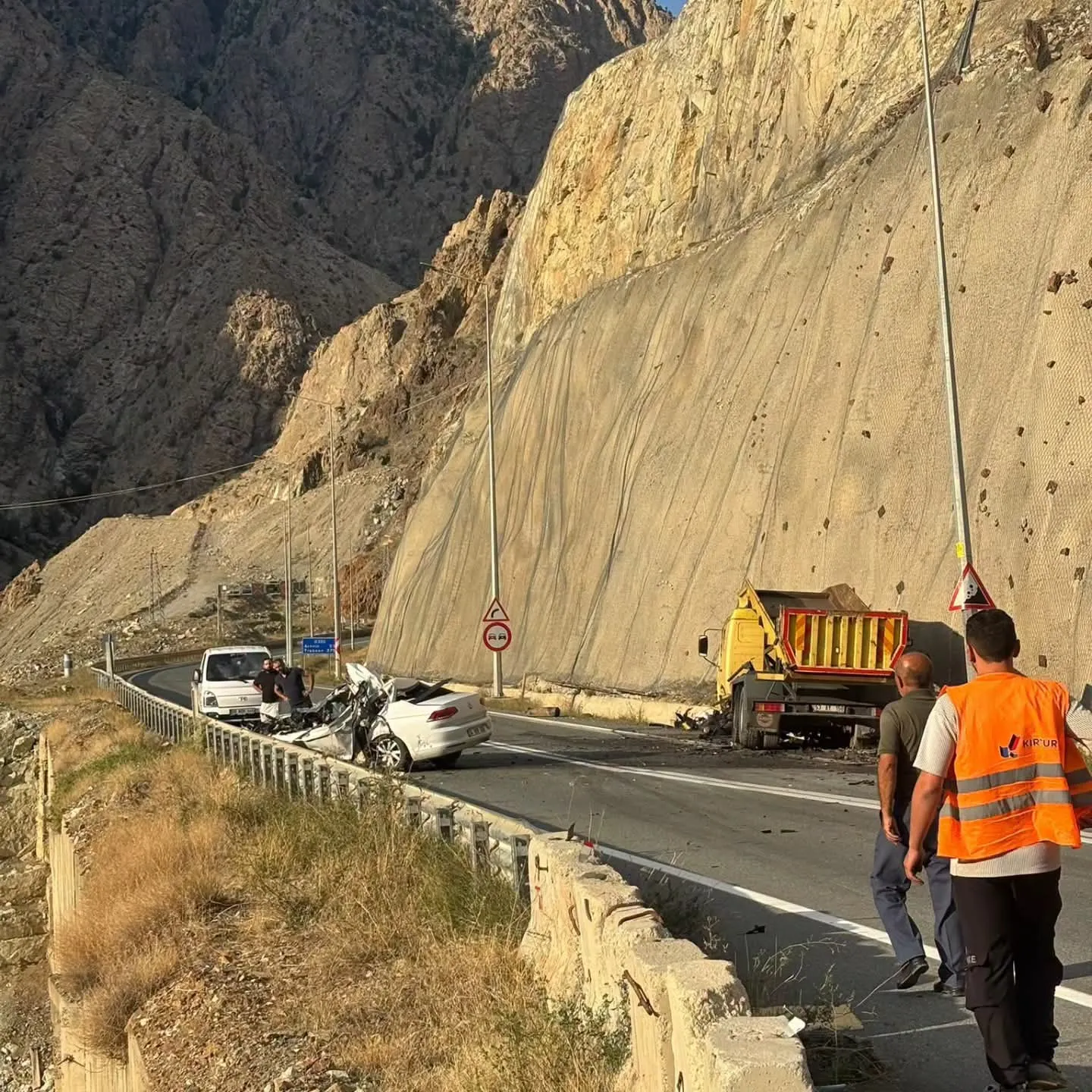 Artvin'de kara yolunda acı son: Kafa kafaya çarpışma can aldı