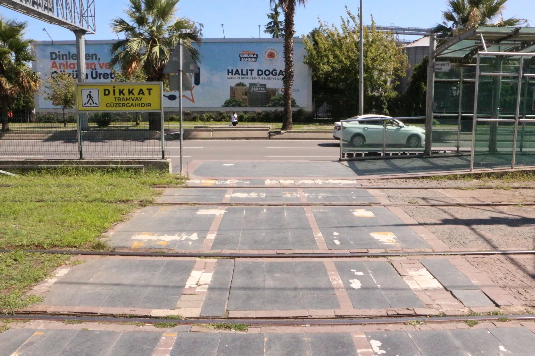 Samsun'da saniyelerle yarış: Tramvay raylarına koşan çocuğu tişörtünden yakalayıp hayata bağladı