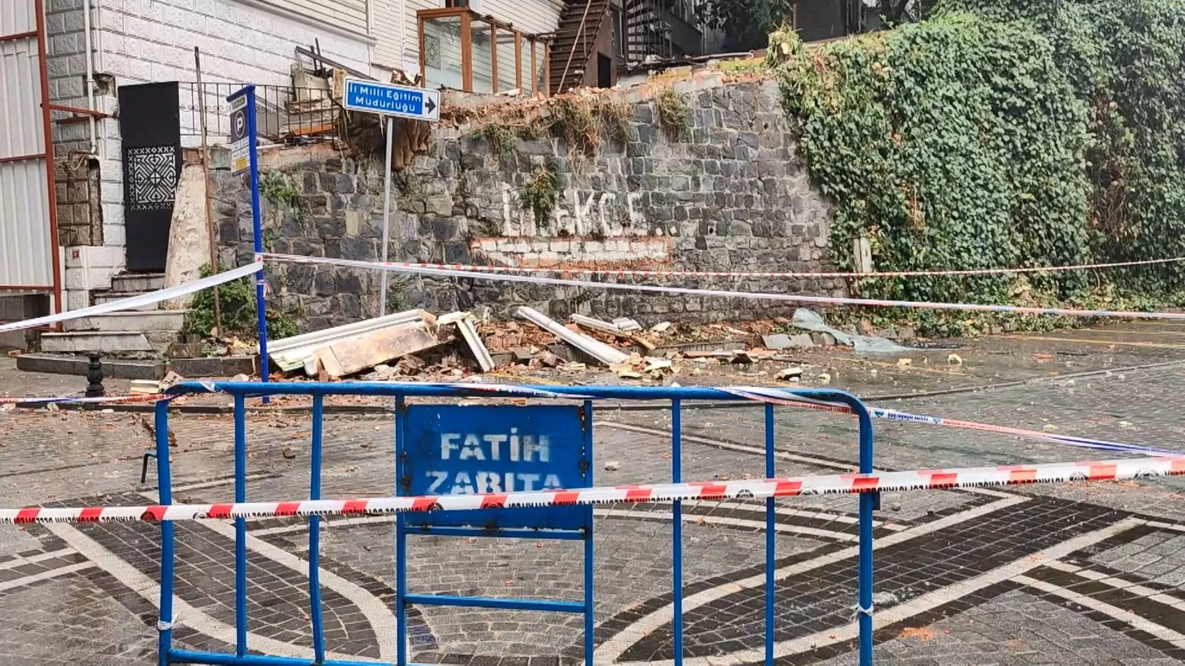 Sultanahmet'te korkutan çöküş: Yıkım bekleyen otelin çatısı araçların üzerine indi