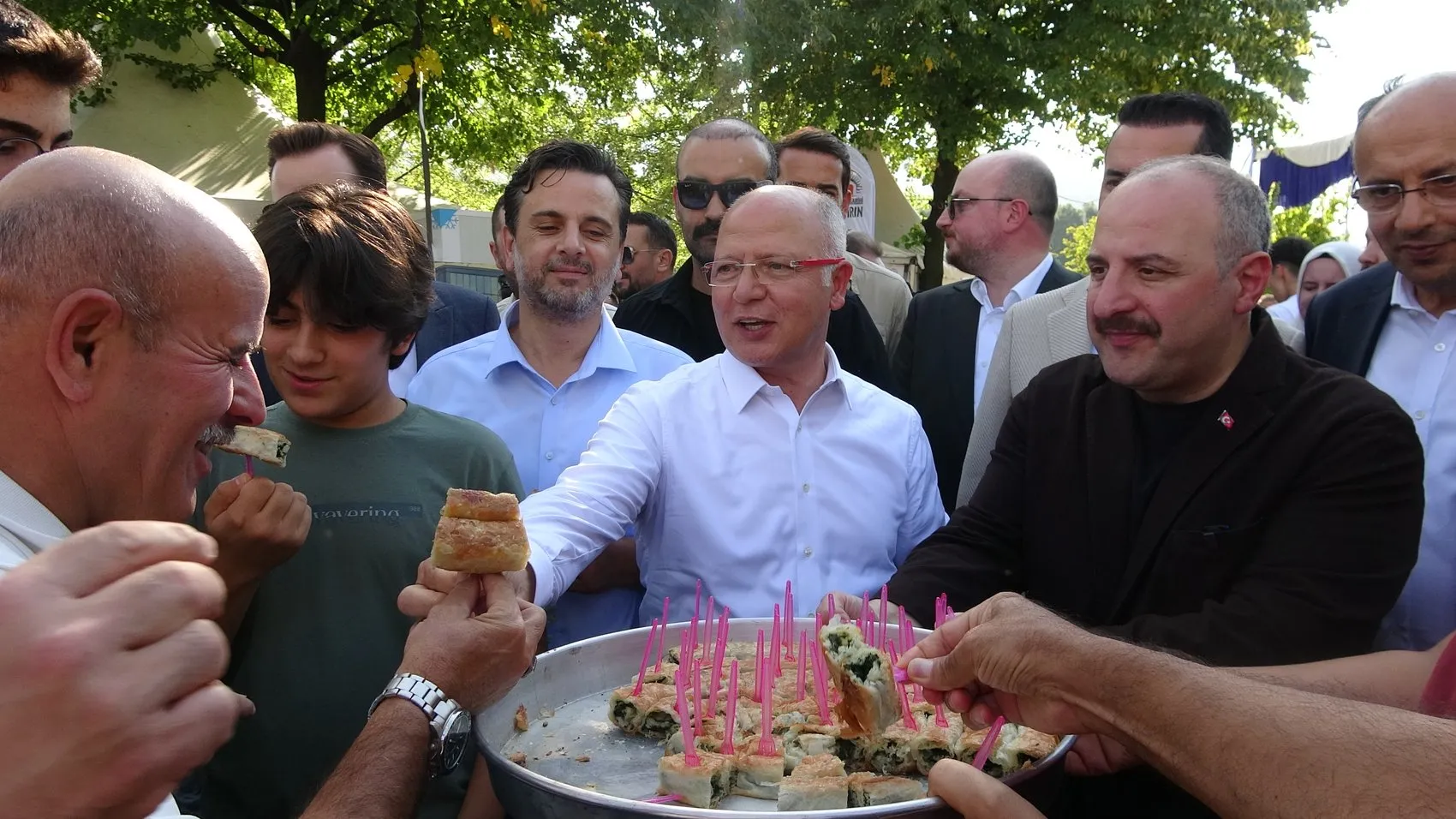 Börek ikramı üzerinden Özgür Özel'e sert tepki: Vatandaşa karşı takınılan tavır kabul edilemez