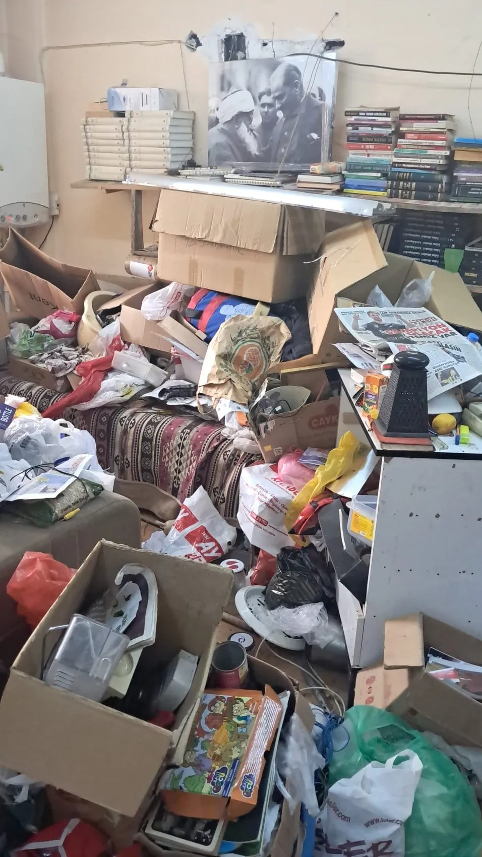 Amasya'da bir evden çıkanlar şoke etti: Tonlarca çöp biriktirmiş