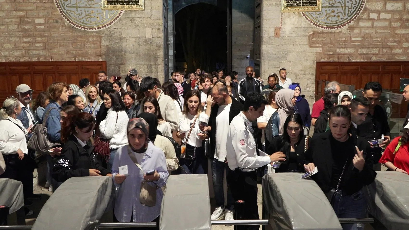 Ay ışığında tarih yolculuğu: Topkapı Sarayı'nın gizemli geceleri 32 bin kişiyi ağırladı