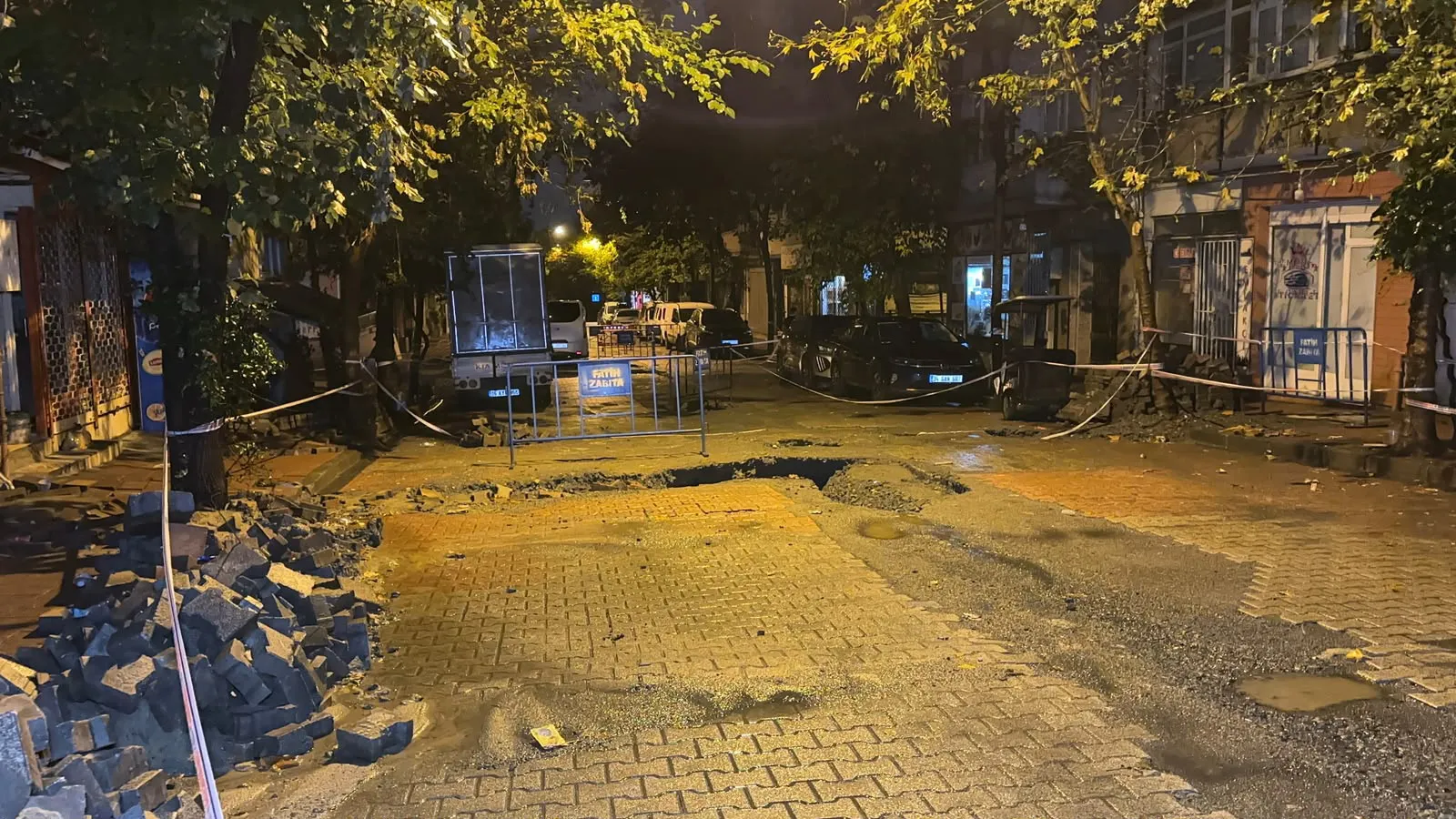 İstanbul'da gece mesaisi: Sağanak yolları göle çevirdi, araçlar çukurlara saplandı