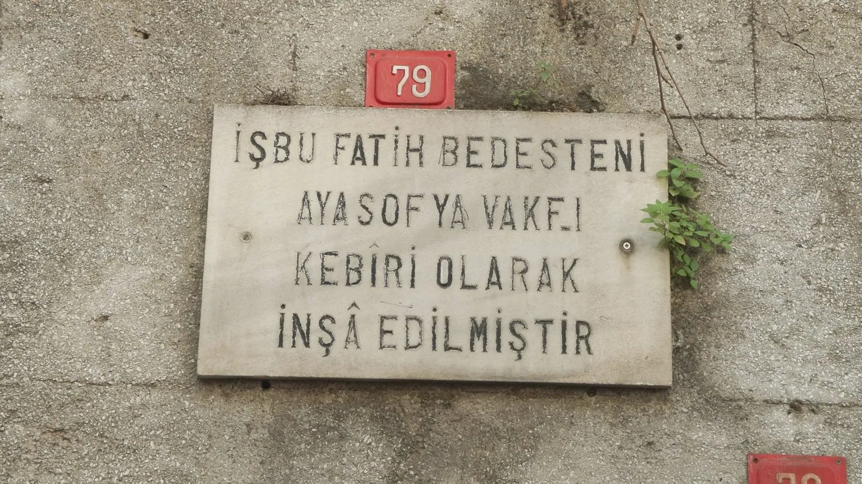 Fatih Sultan Mehmet’in mirası grafiti kurbanı: Tarihi Galata Bedesteni kaderine terk edildi