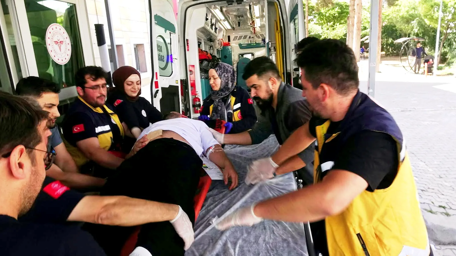 Kayseri'de hastane önünde hareketli dakikalar: Muhtarın 'gerçek sanıp' müdahale çabası kamerada