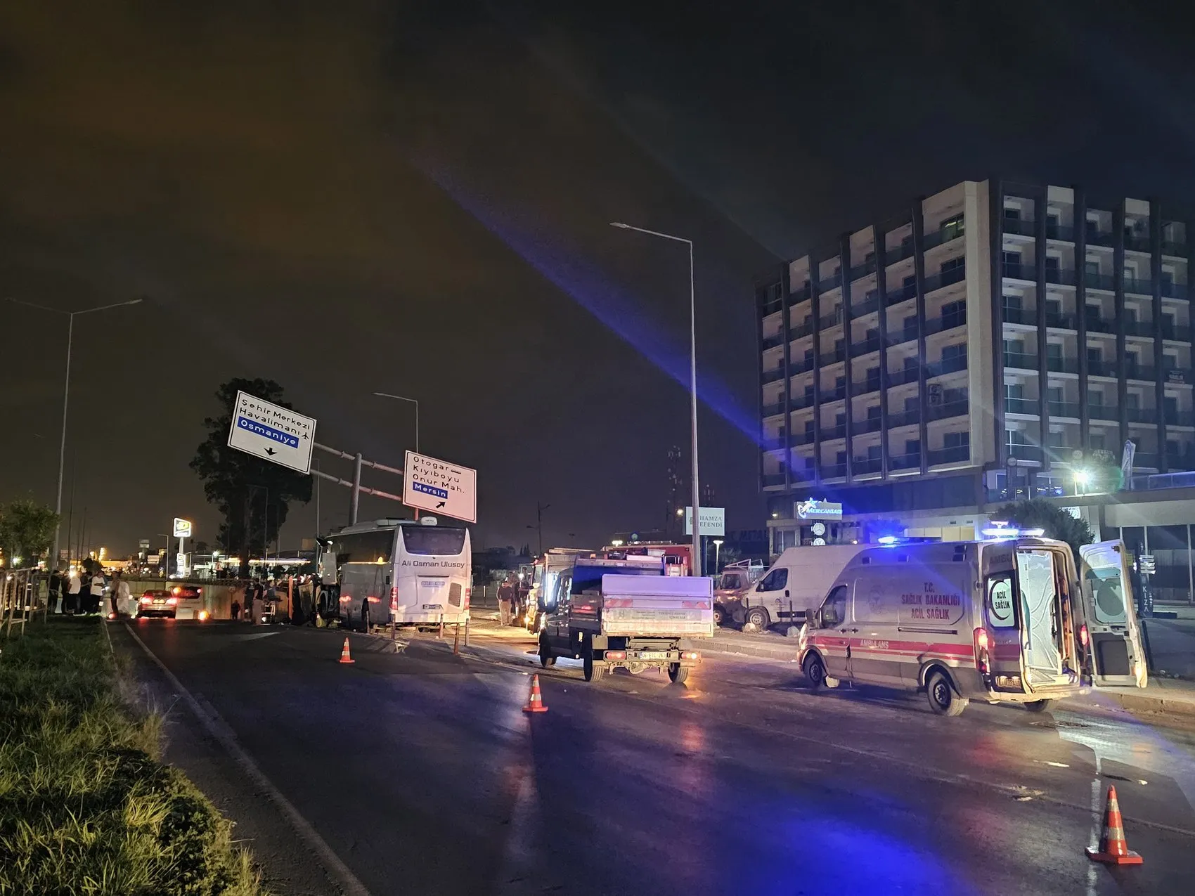 Adana'da gece yarısı dehşeti: Otobüs demir yığınına döndü