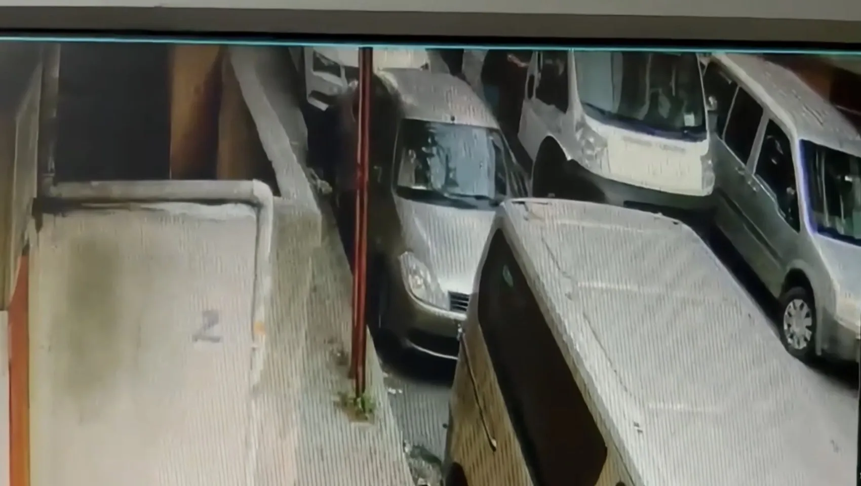 75 yaşındaki adama servis dehşeti: Yol vermediği iddiasıyla yumruklayıp kaldırıma savurdu