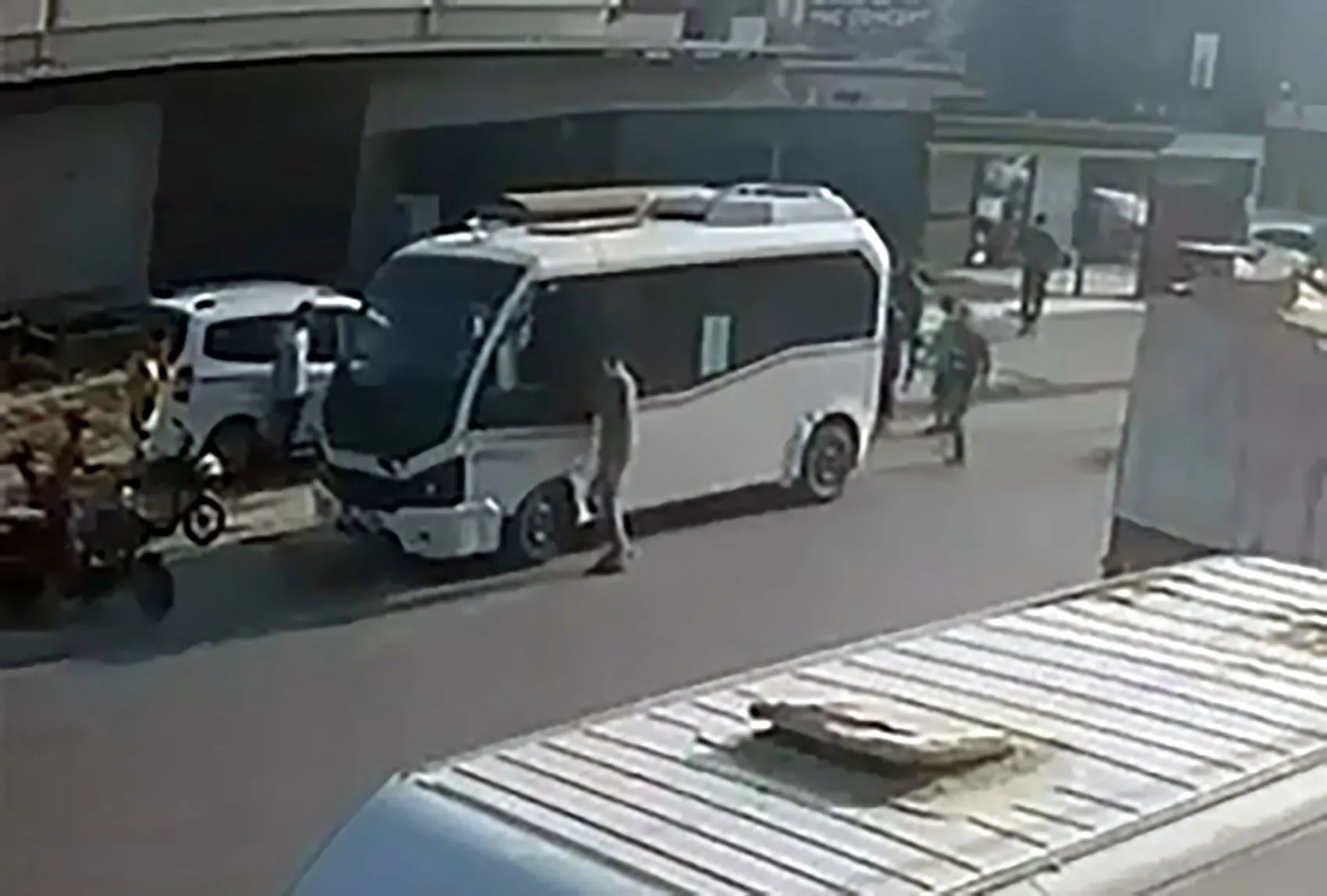 Adana'da dehşet anları: Minibüsün çarptığı çocuk için yaşam mücadelesi