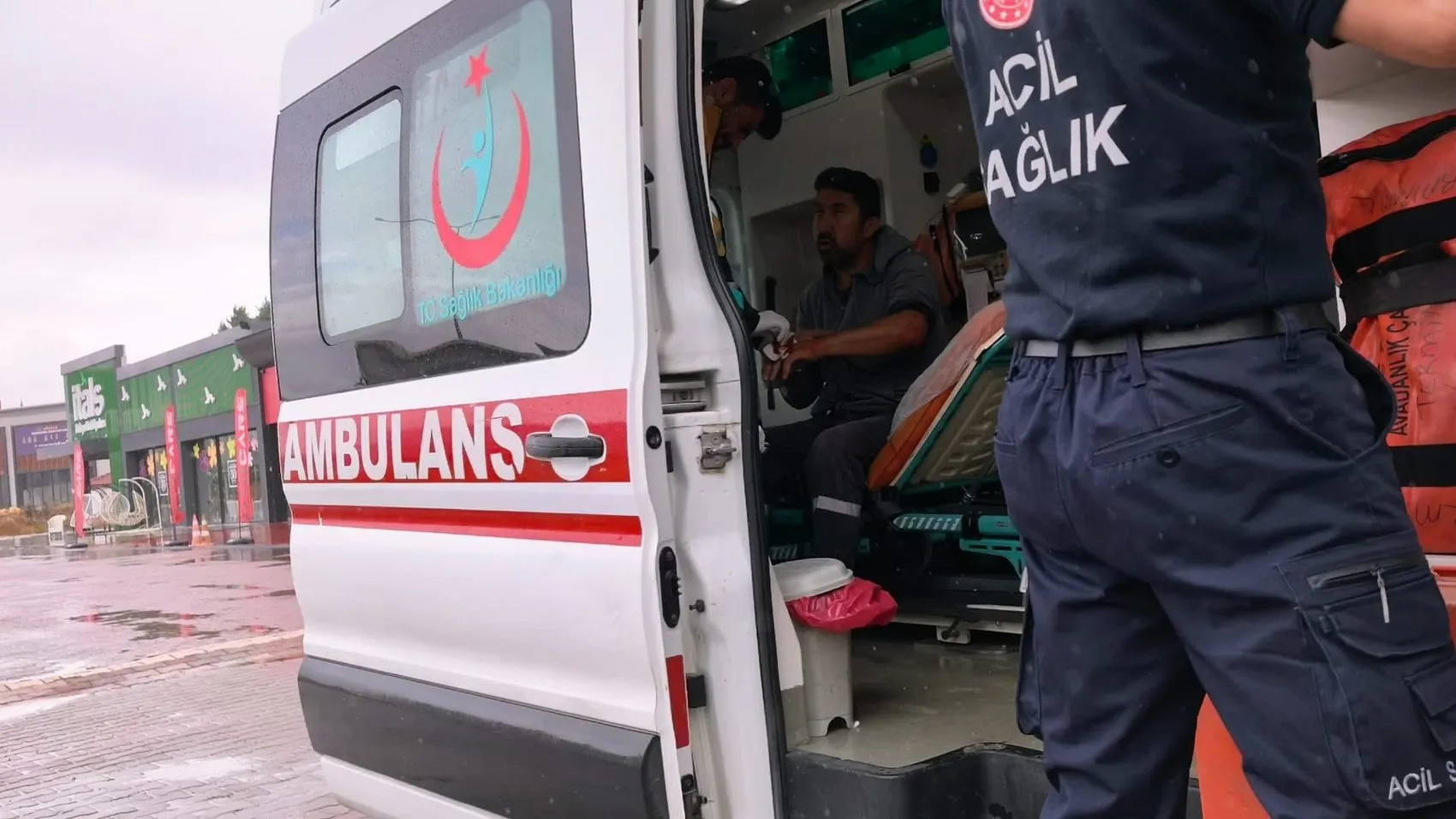 İnegöl girişinde korkutan kaza: Sıvı tuz yüklü tanker kanala uçtu