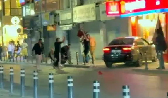 Avcılar'da gece yarısı dehşeti: Restoran sandalyeleri havada uçuştu