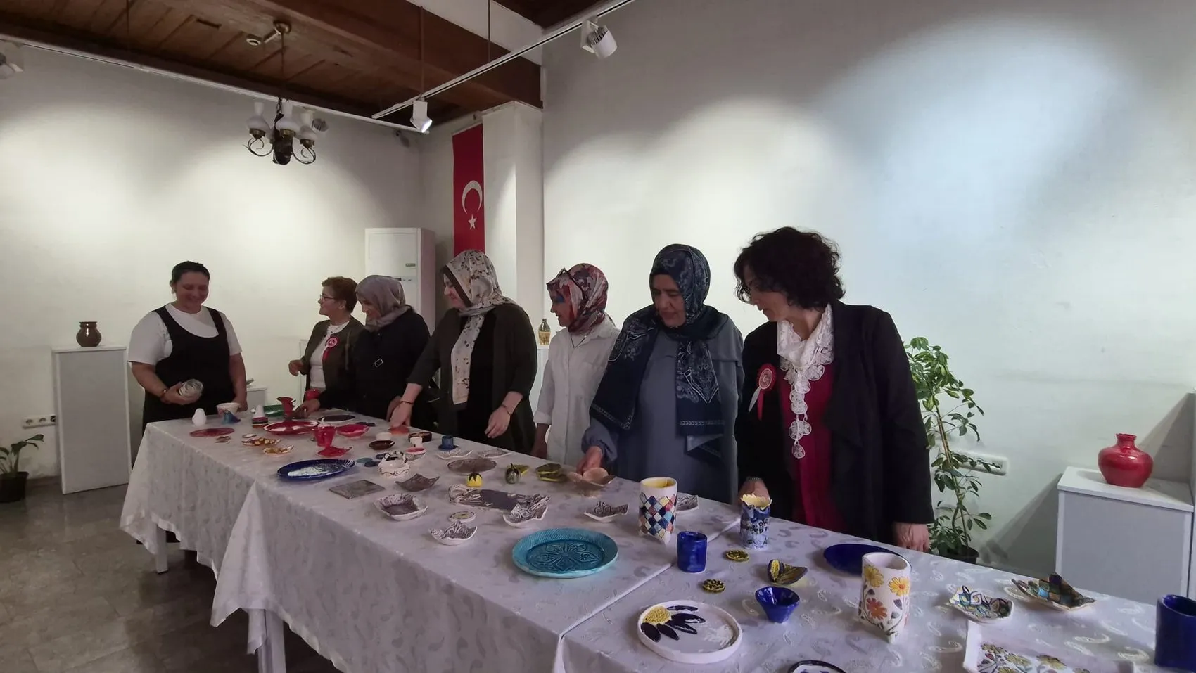 Zonguldak'ta duygusal buluşma: Şehit anneleri ve gazi eşlerinin el emeği seramikleri görücüye çıktı