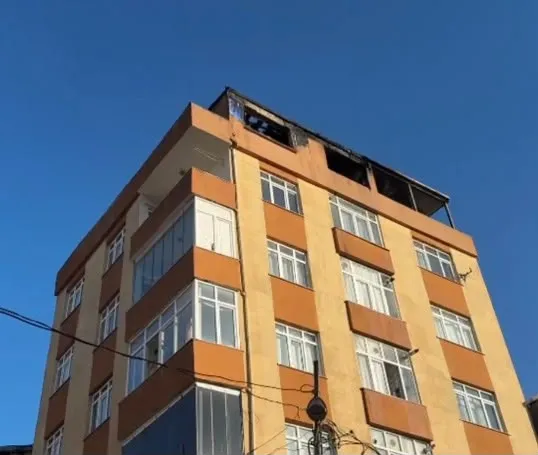 Küçükçekmece'de korku dolu anlar: Çatı katı alevlere teslim oldu