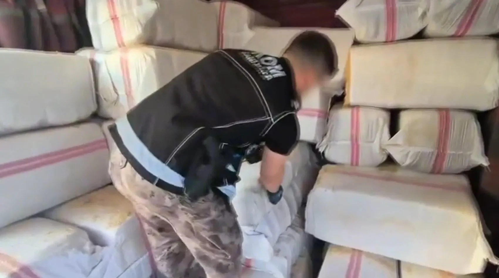 Saman çuvalları arasına gizlenmiş devasa kaçakçılık operasyonu