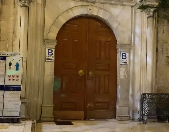 Eyüpsultan'da kutsal mekanda dehşet anları: Yatsı namazı sırasında silahlar konuştu