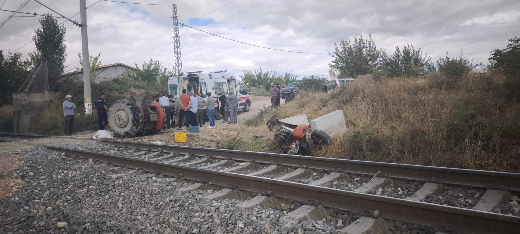 Hemzemin geçitte dehşet anları: Yük treni traktörü ortadan ikiye ayırdı