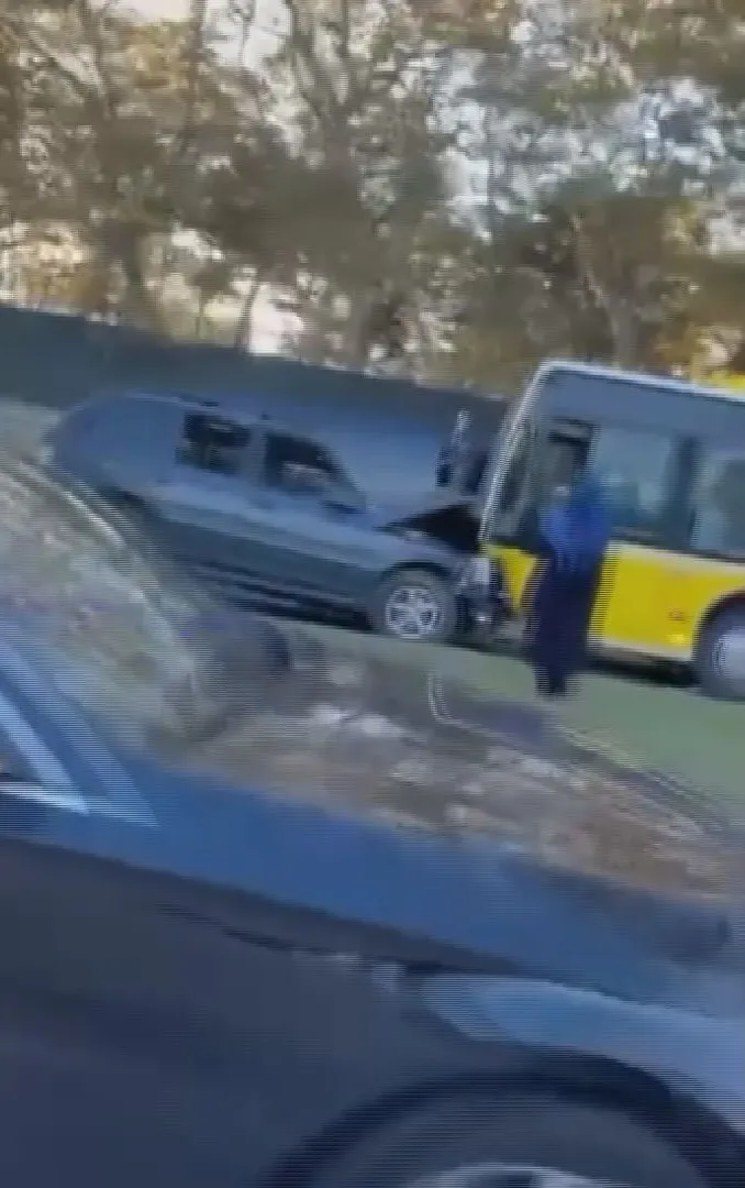 Maslak trafiğinde korku dolu anlar: Kontrolden çıkan cip İETT otobüsüne çarptı