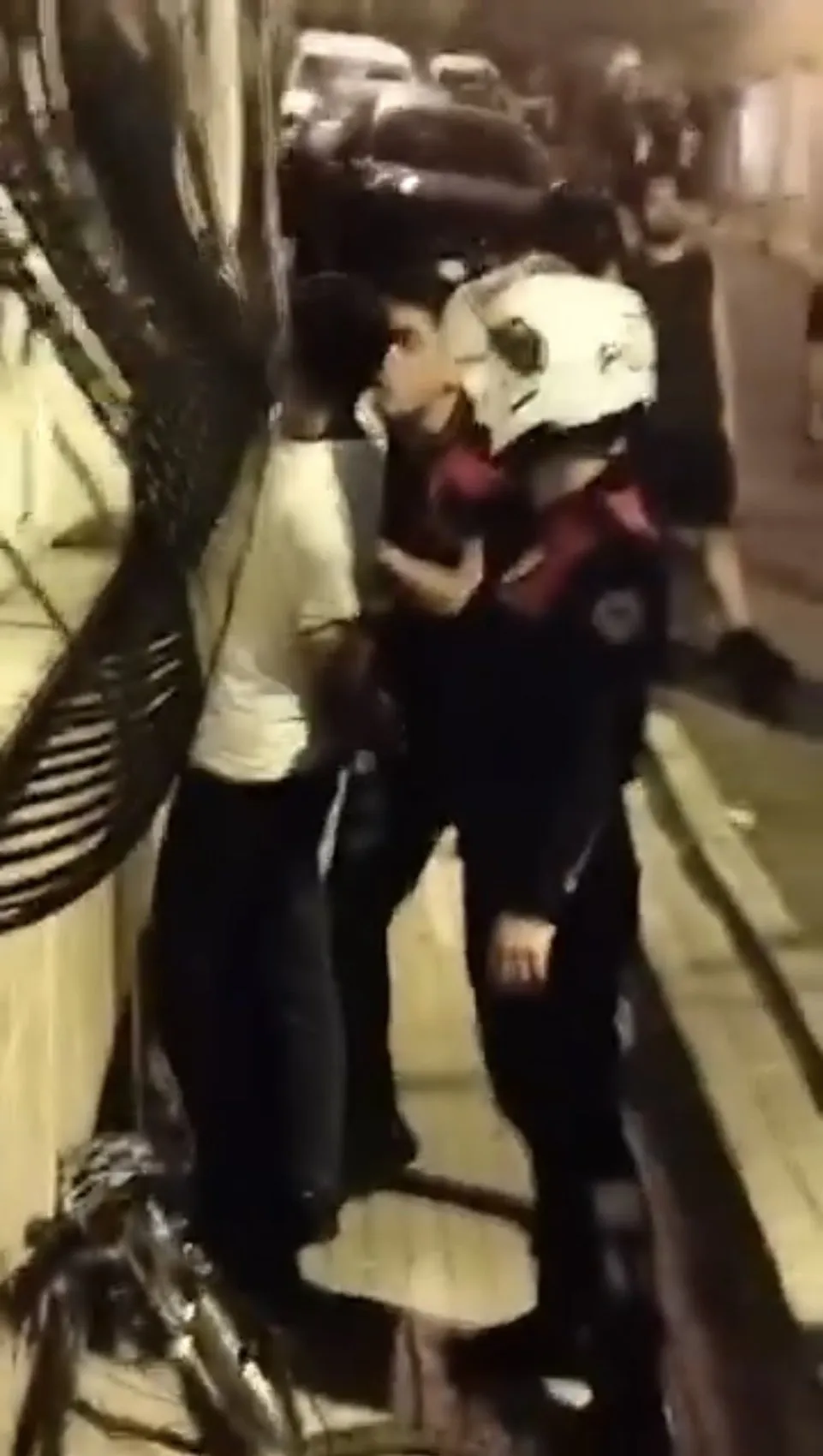 Beyoğlu'nda nefes kesen kovalamaca: Şüphelileri polisin elinden almak istediler