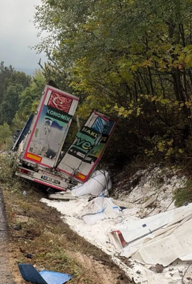 İnegöl yolunda şeker yüklü TIR dehşeti: Tonlarca yük yola saçıldı