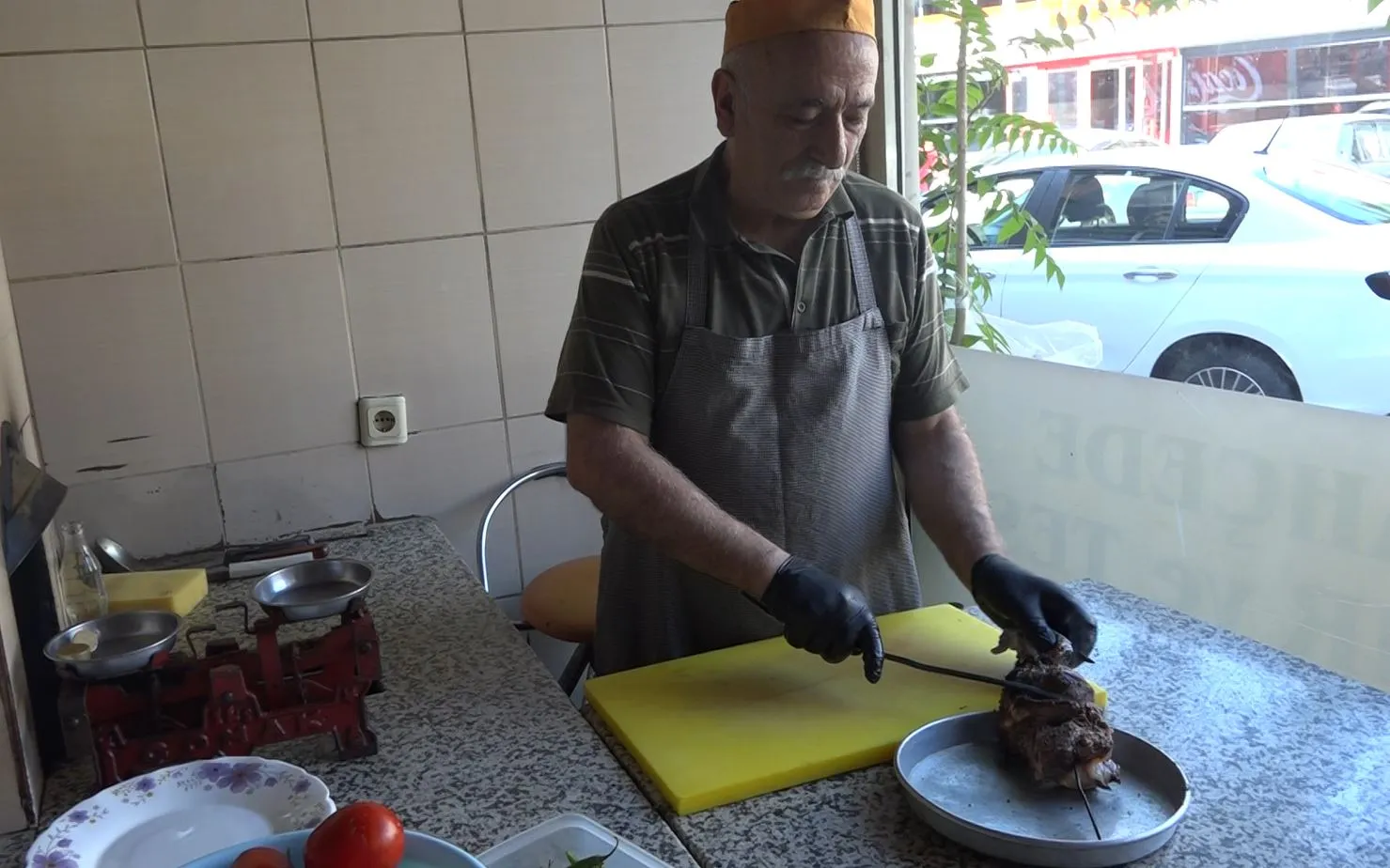 Altı on yılı deviren bir lezzet serüveni: 73 yaşındaki usta geleneği odun ateşinde yaşatıyor