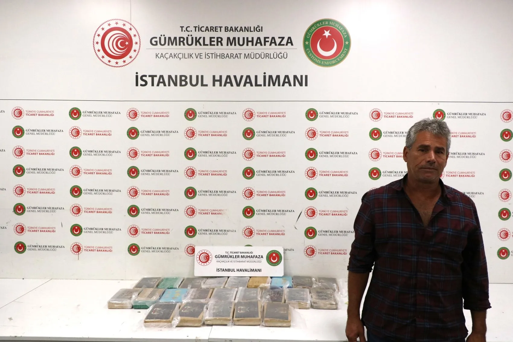 Havalimanında film senaryolarını aratmayan kaçış: Pilot kılığında izlerini kaybettirdiler
