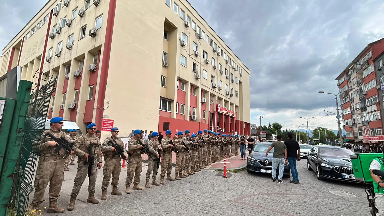 İkizler suç örgütüne ikinci darbe: Avukat ve iş insanları kıskıvrak yakalandı