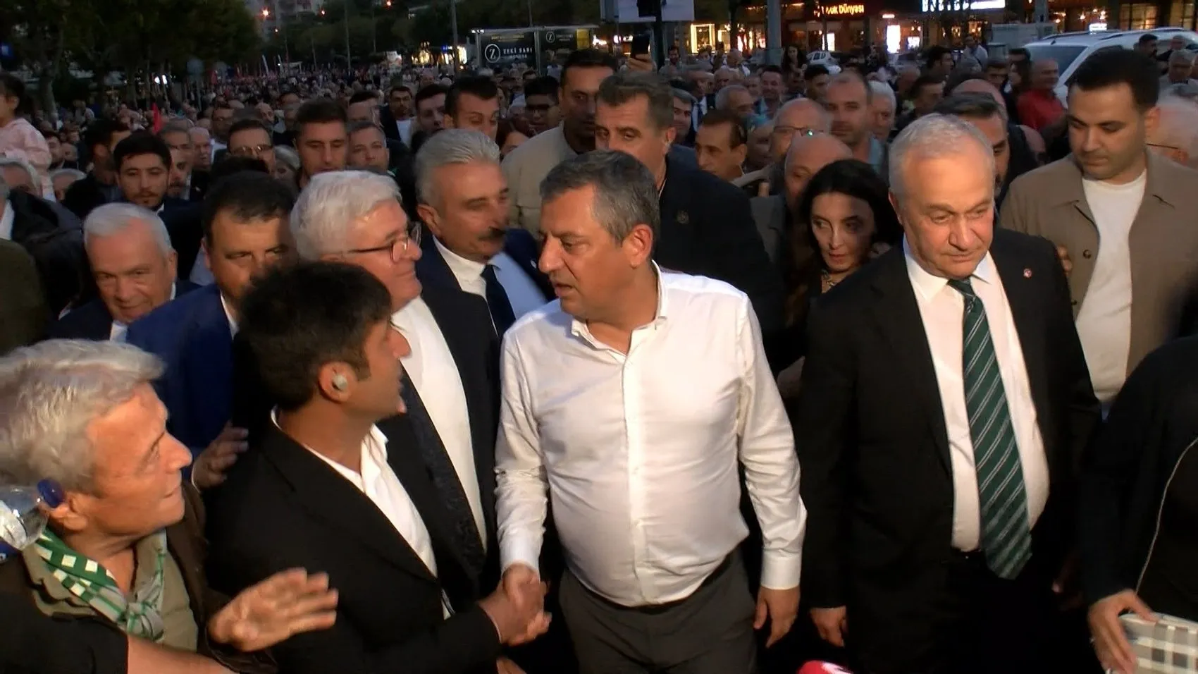 Özgür Özel'den Bursa'da dikkat çeken çıkış: Beni listenin eksik kalan yerine yazın