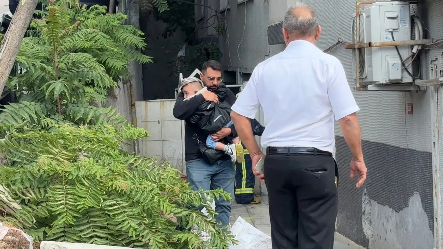 Avcılar'da korku dolu anlar: Elektrik panosundan yükselen dumanlar binayı esir aldı