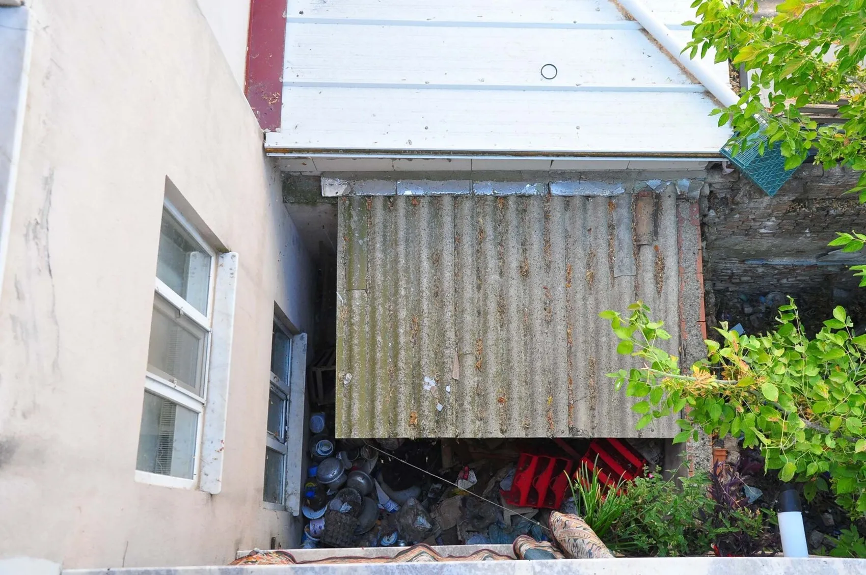 Manisa'da 10 yıllık koku kabusu: Apartman sakinleri maskeyle nefes almaya çalışıyor