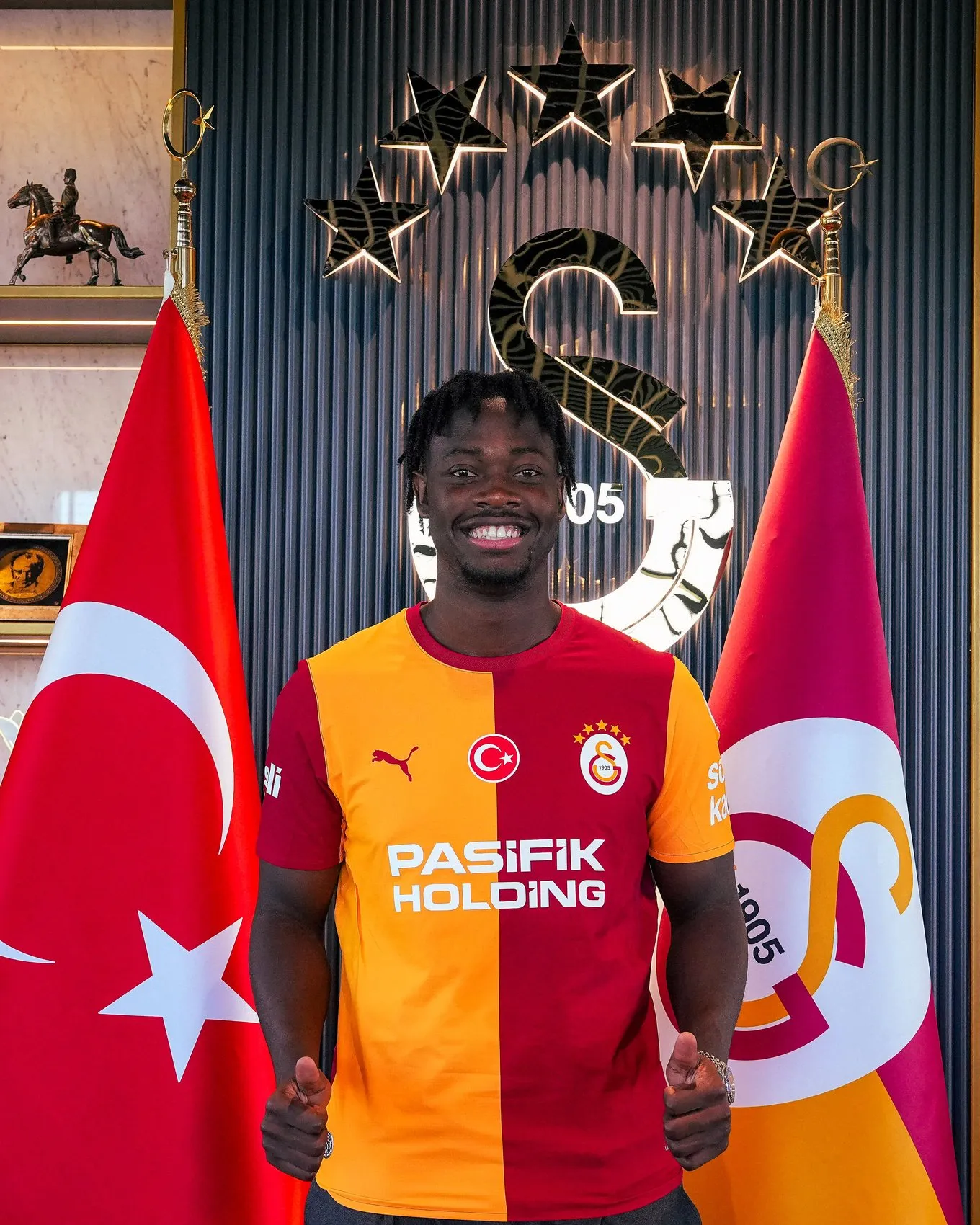 Galatasaray'da savunma hattına dev takviye: Bitshiabu resmen açıklandı
