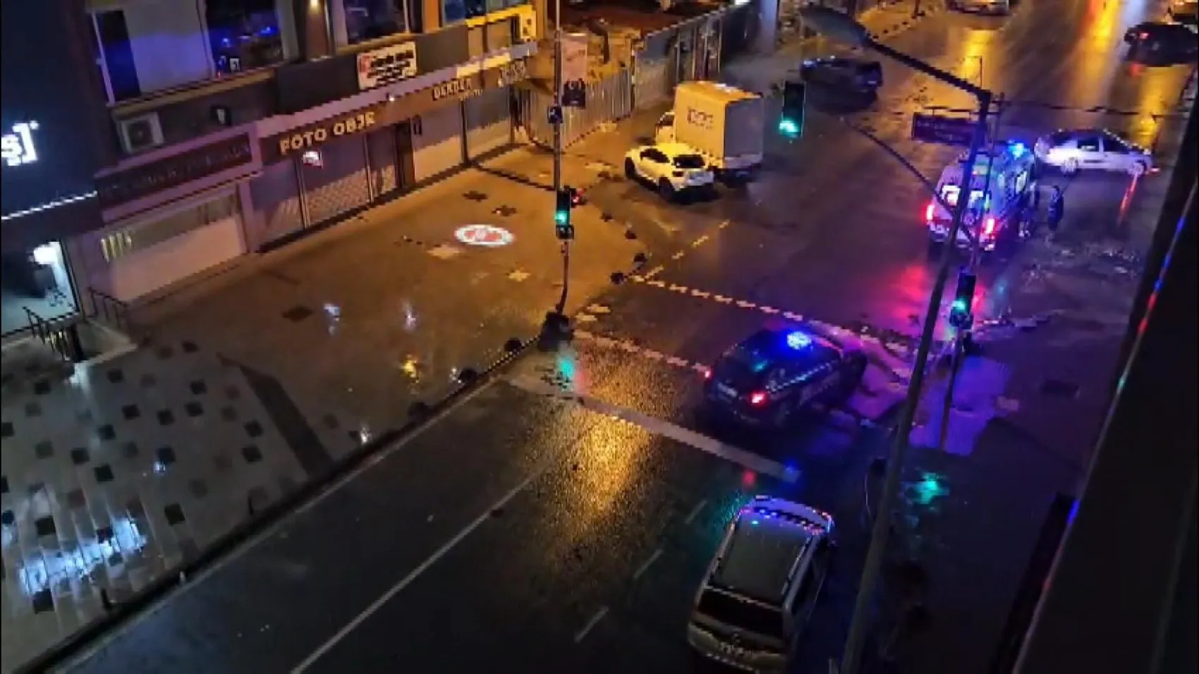 Arnavutköy'de gece yarısı dehşeti: Park halindeki araç yola çıkınca motosikletli iki kişi savruldu