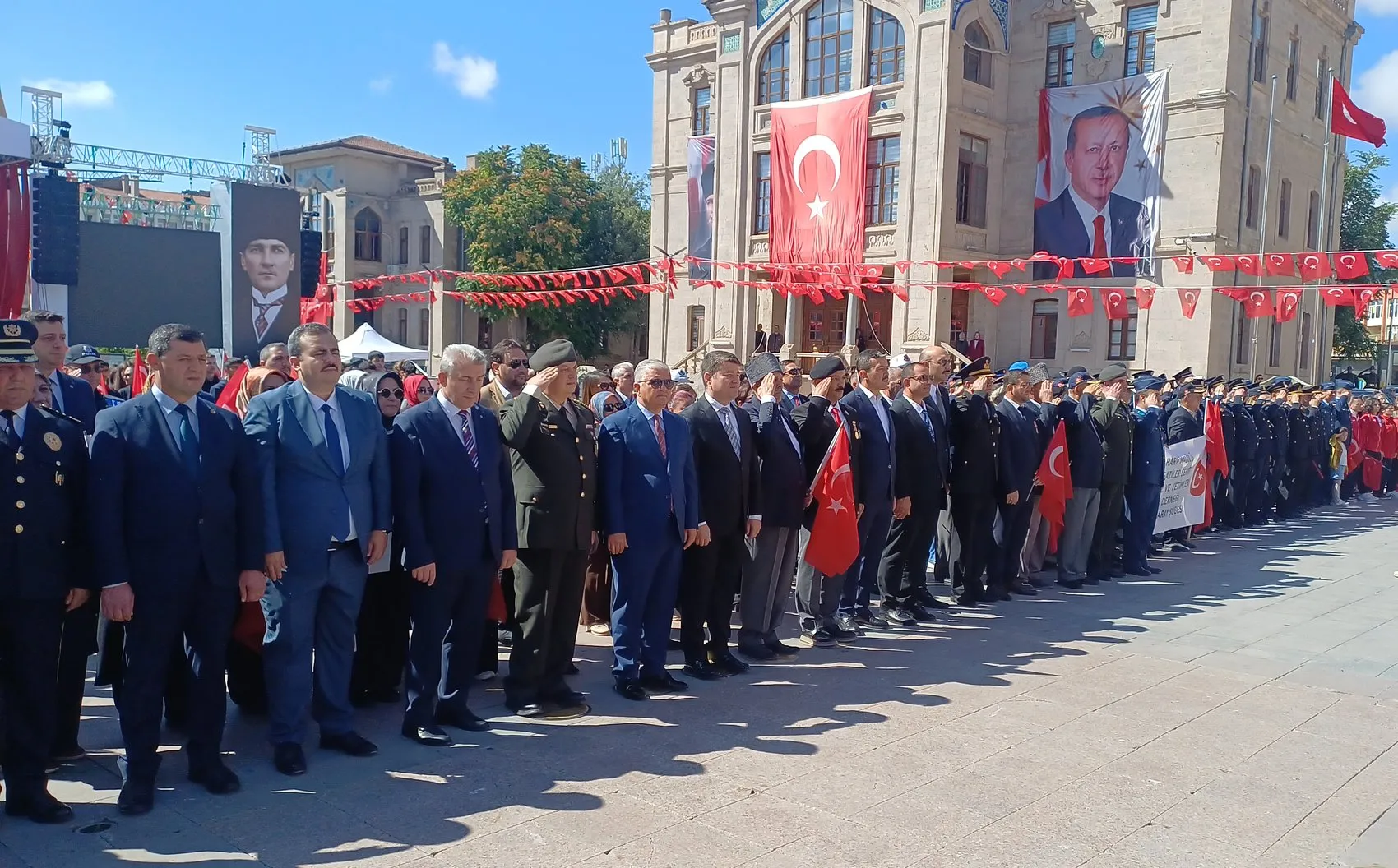 Aksaray sokaklarında yankılanan o ses: Atatürk'ün hatırasını 76 yaşında yaşatıyor