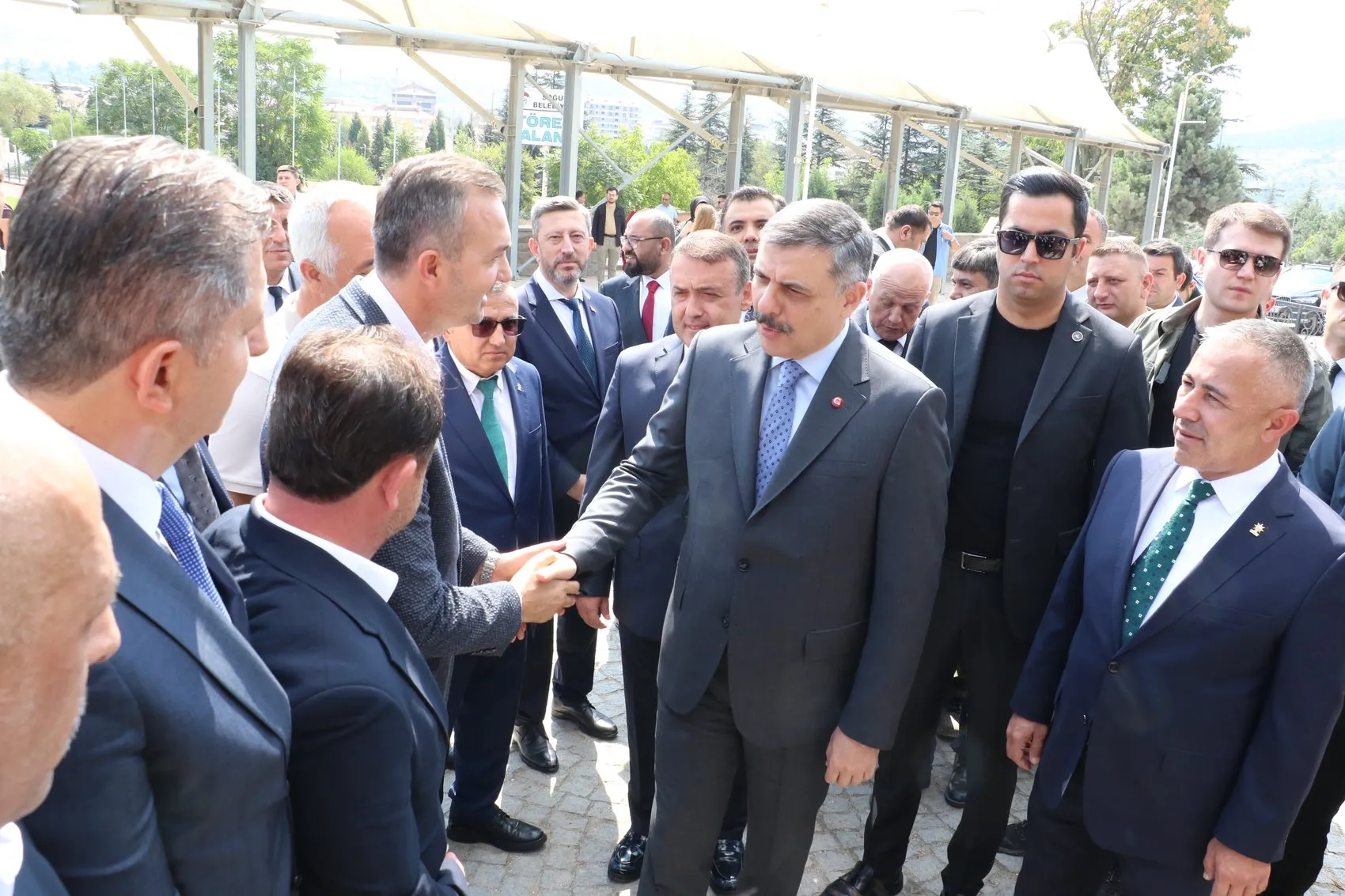 Bakan Çiftçi'nin Bilecik temaslarında tarihi atmosfer: Alp kıyafetli askerlerle selamlaştı