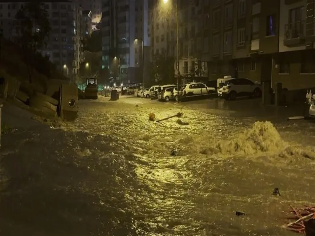 Keçiören'de Kabus Bitmiyor: Altyapı Çalışması Sonrası Rögar Taştı, Evleri Su Bastı