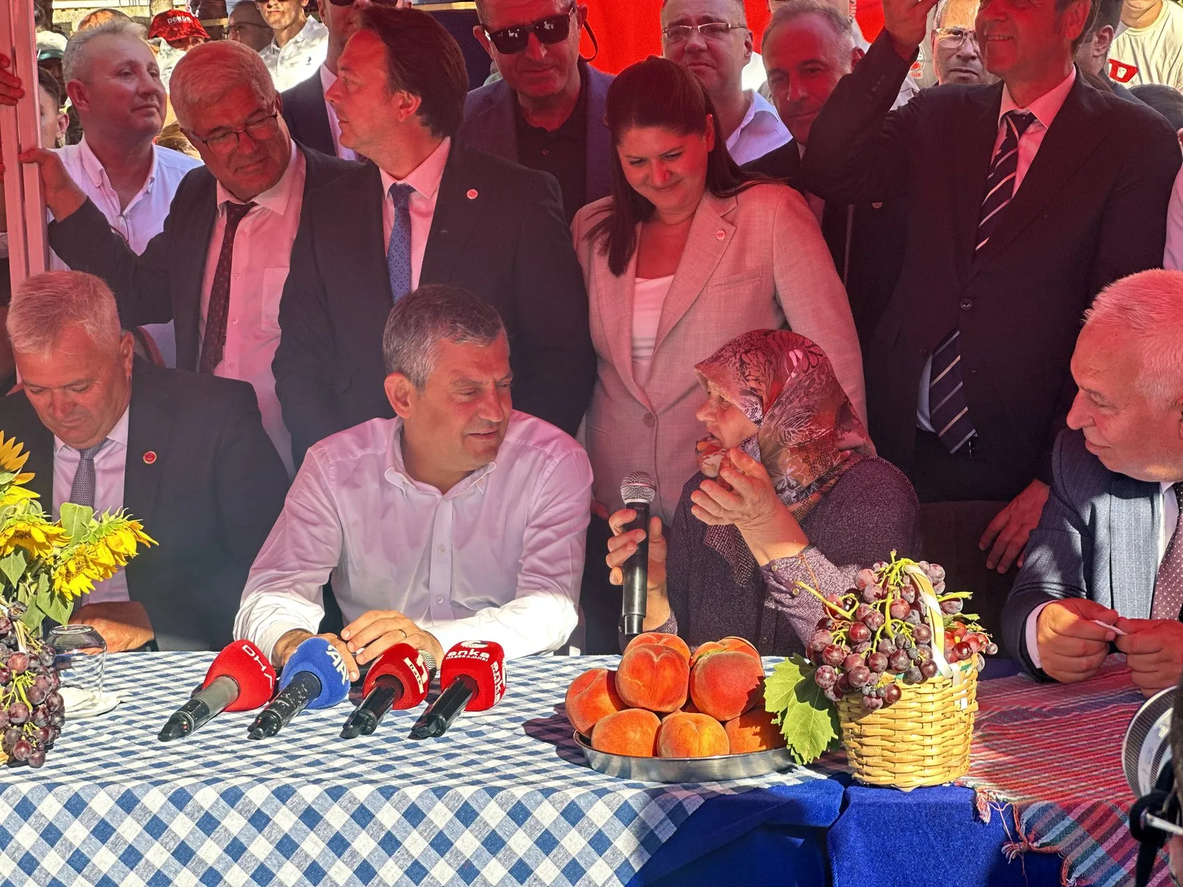 Özgür Özel'den çiftçiye geçim garantisi: Otoyol müteahhitlerine var da köylüye neden yok?