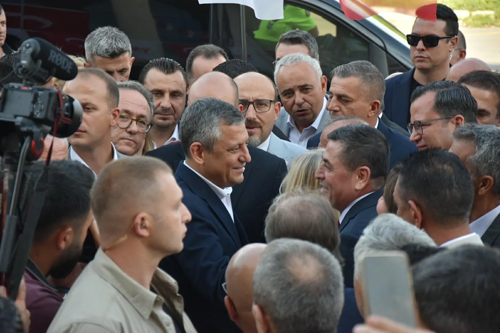 Özgür Özel'den Manisa'da radikal demokrasi çıkışı: Sandığı üyelerin ayağına götürüyoruz