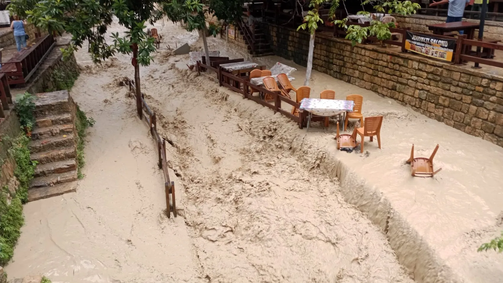 Samandağ'da kabus dolu sabah: Dereler taştı, iş yerlerini su bastı
