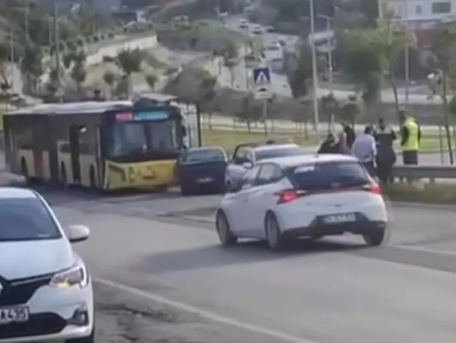 Başakşehir'de akşam trafiğinde şiddetli çarpışma: 3 kişi hastanelik oldu