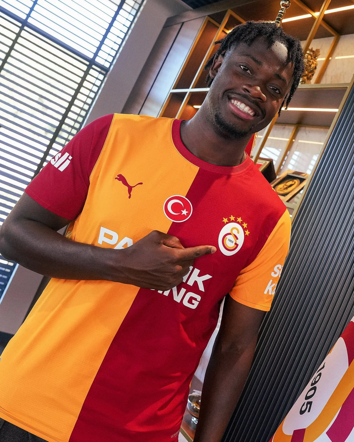 Galatasaray'da savunma hattına dev takviye: Bitshiabu resmen açıklandı