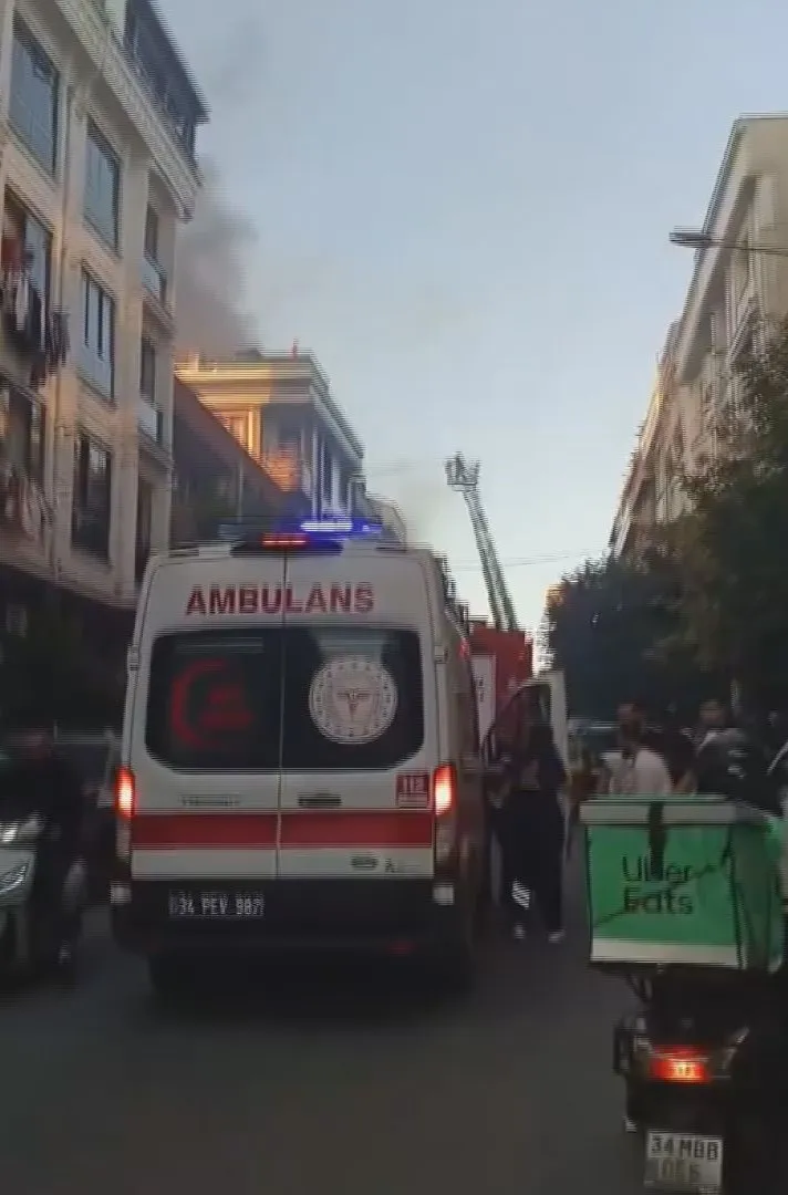 Bayrampaşa'da korku dolu anlar: Metruk binadan sıçrayan alevler çatıyı sardı