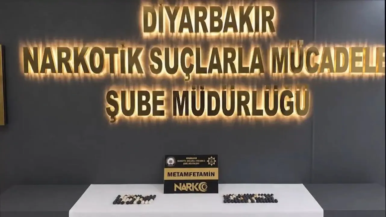 Diyarbakır'da mide bulandıran narkotik operasyonu: 780 gram metamfetaminle yakalandılar