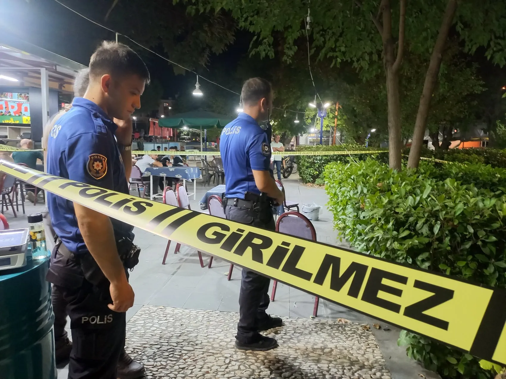 Çay bahçesinde dehşet anları: Husumetlilerini hedef aldı, masum vatandaşı vurdu