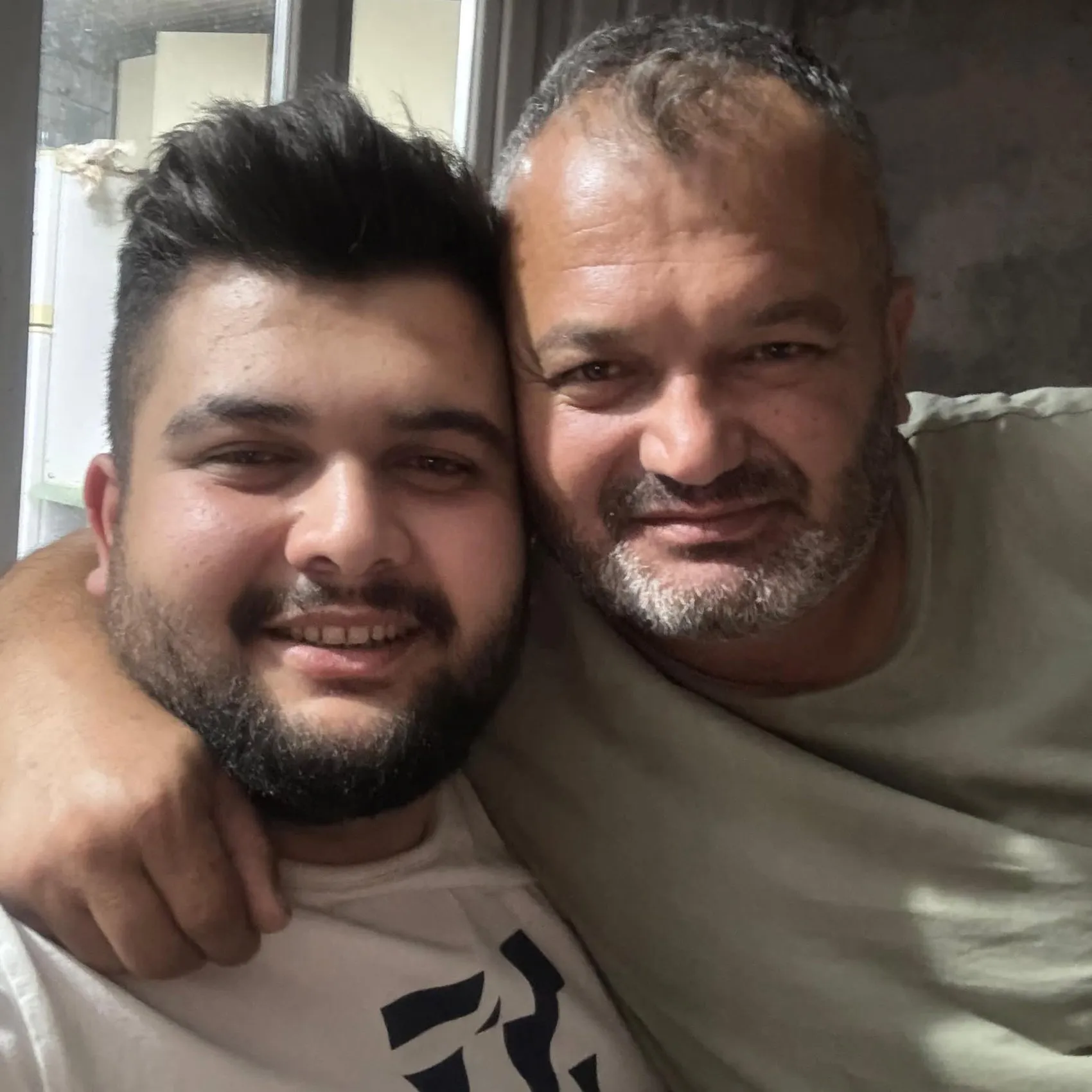 Isparta'da adliye koridorlarında yankılanan feryat: Oğlunun katiline verilen cezayı alkışlarla karşıladılar