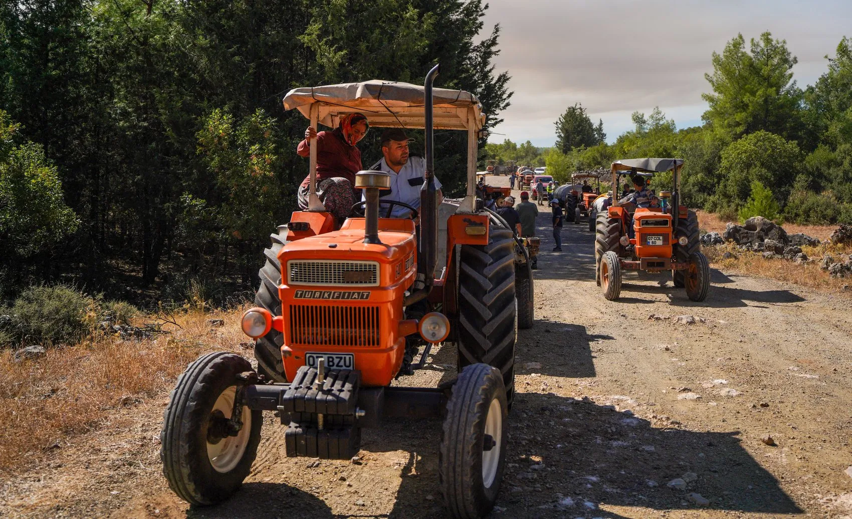 Aksu'da Alevlere Karşı İnsan Zinciri: Köylüler Traktörleriyle Yangın Havuzunu Besliyor
