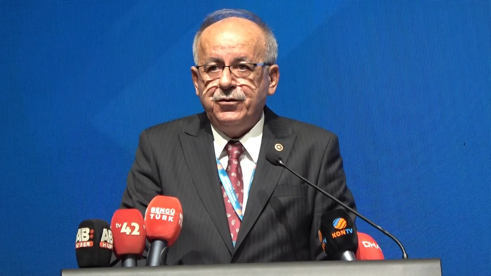 Düğün salonu yerine kongreye koştular: Gelinlik ve damatlıkla oy kullandılar