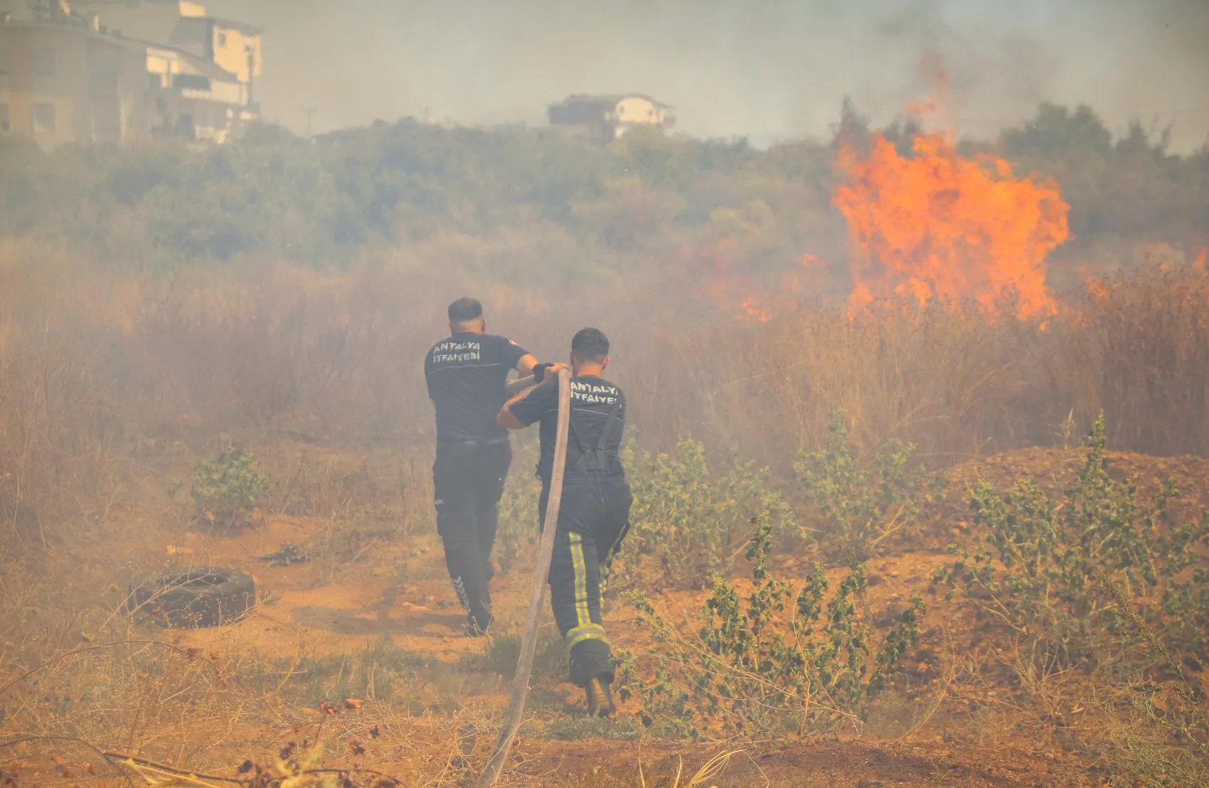 Antalya'da korku dolu anlar: Alevlerin evine ulaştığını sanan yaşlı kadın gözyaşlarına boğuldu