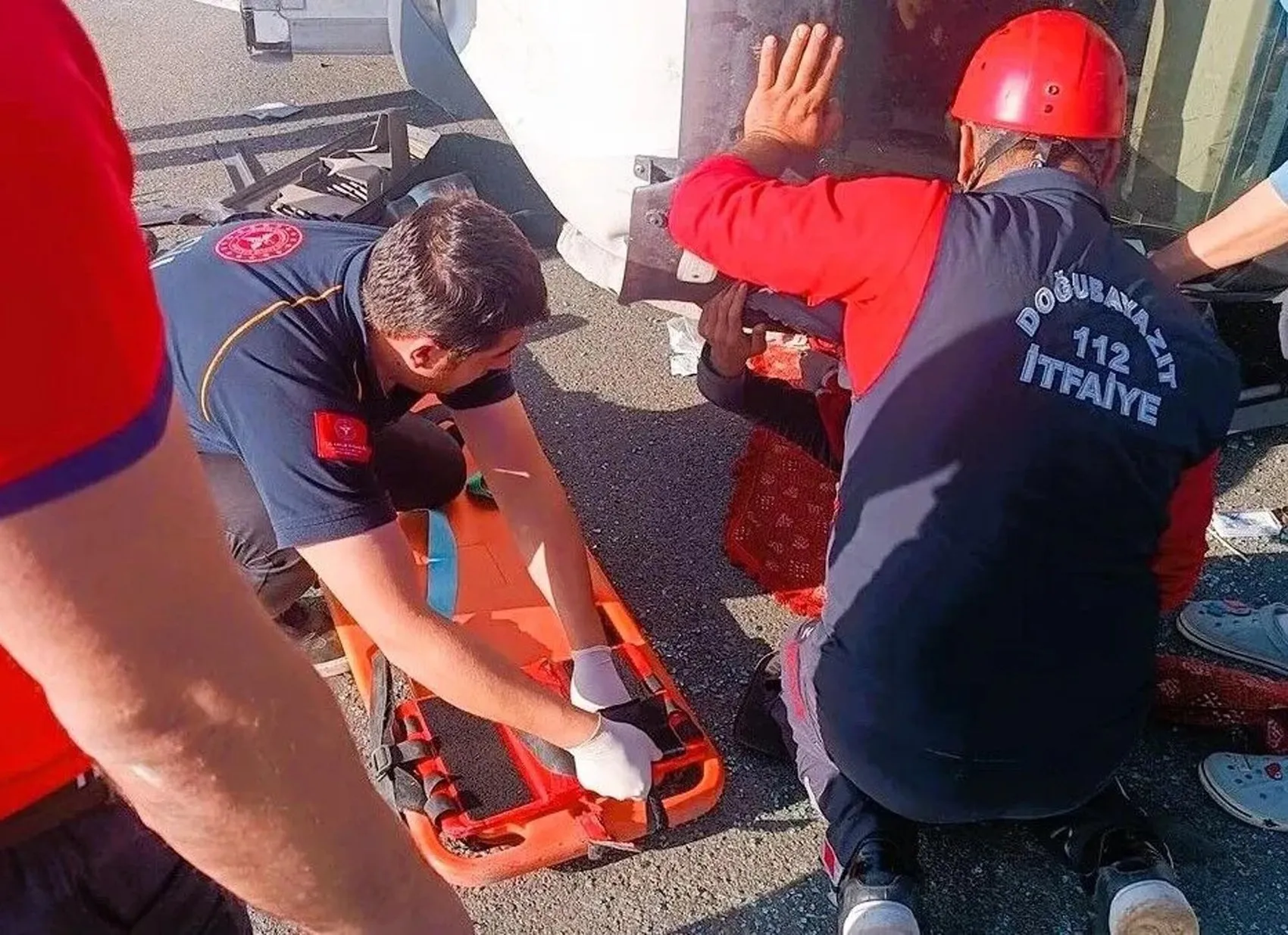 Iğdır'da aniden yola fırlayan eşek faciaya davetiye çıkardı: Kamyon devrildi